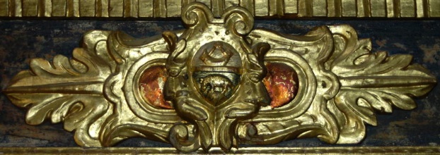 Lo stemma Tasso sulla cornice di un quadro nella chiesa del Cornello