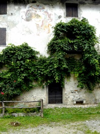 La facciata del palazzo Tasso con lo stemma di famiglia